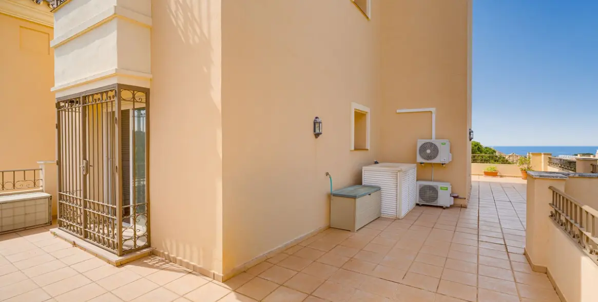 Продажа двухуровневого пентхауса в Elviria 38