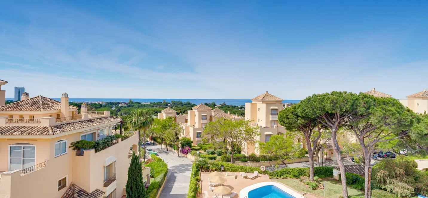 Продажа двухуровневого пентхауса в Elviria 0