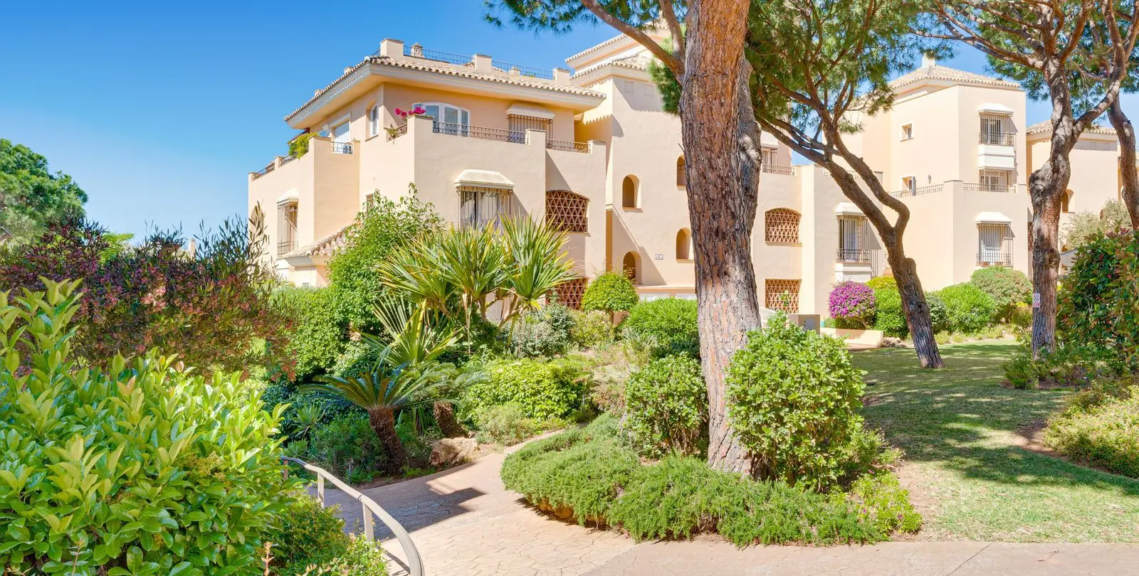 Venta de ático dúplex en Elviria 40
