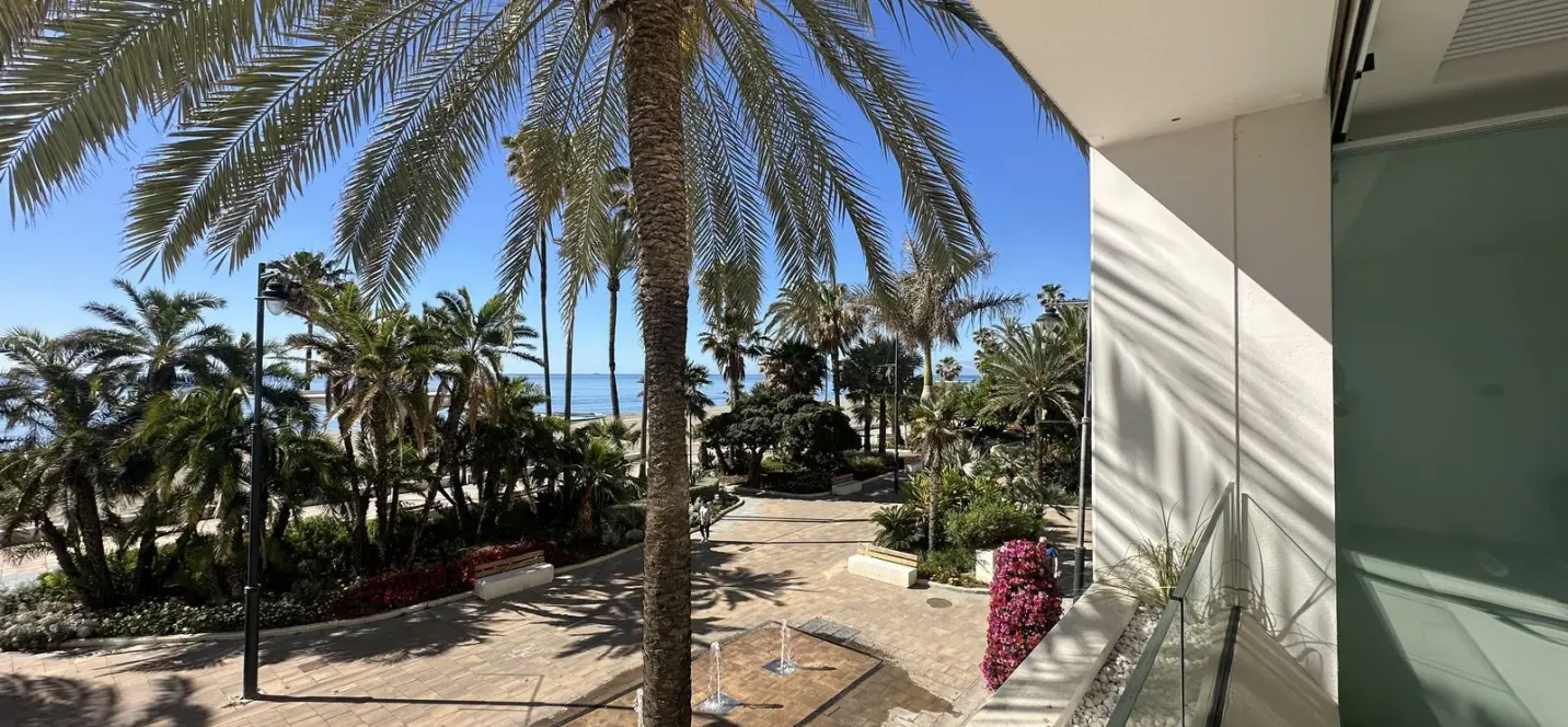 Продажа апартаментов на среднем этаже в Estepona 0