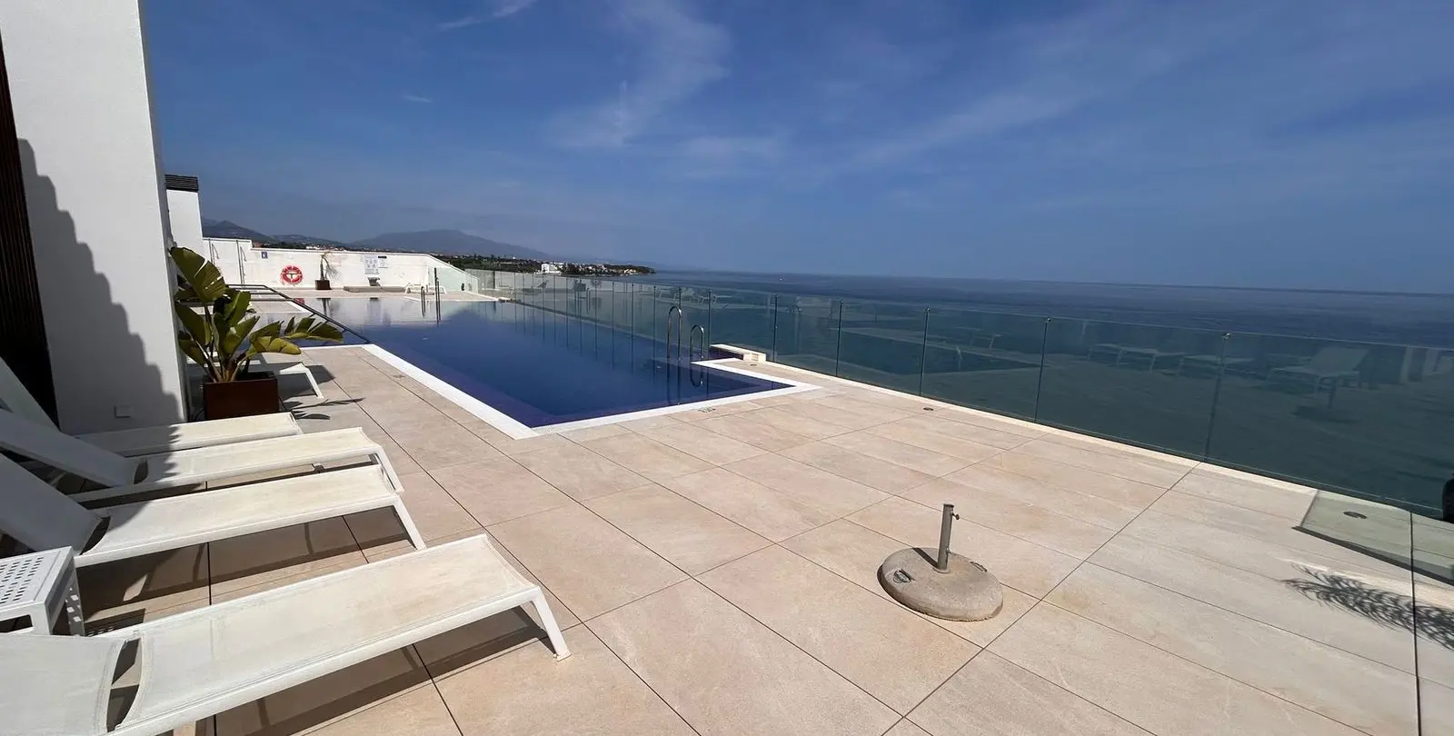 Продажа апартаментов на среднем этаже в Estepona 27