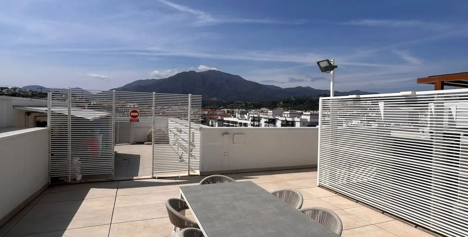 Продажа апартаментов на среднем этаже в Estepona 29