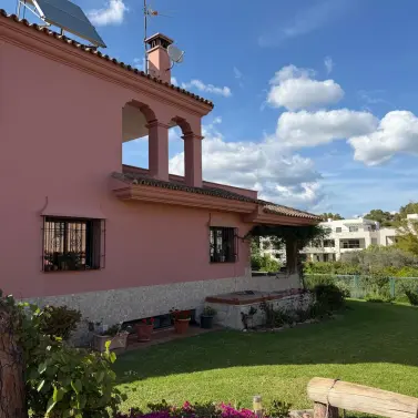 Продажа  отдельно стоящей виллы в Casares Playa