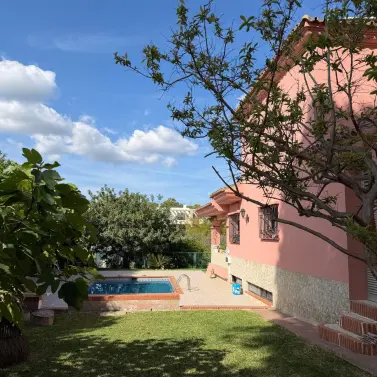 Продажа  отдельно стоящей виллы в Casares Playa