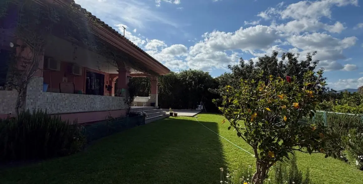 Продажа  отдельно стоящей виллы в Casares Playa 9