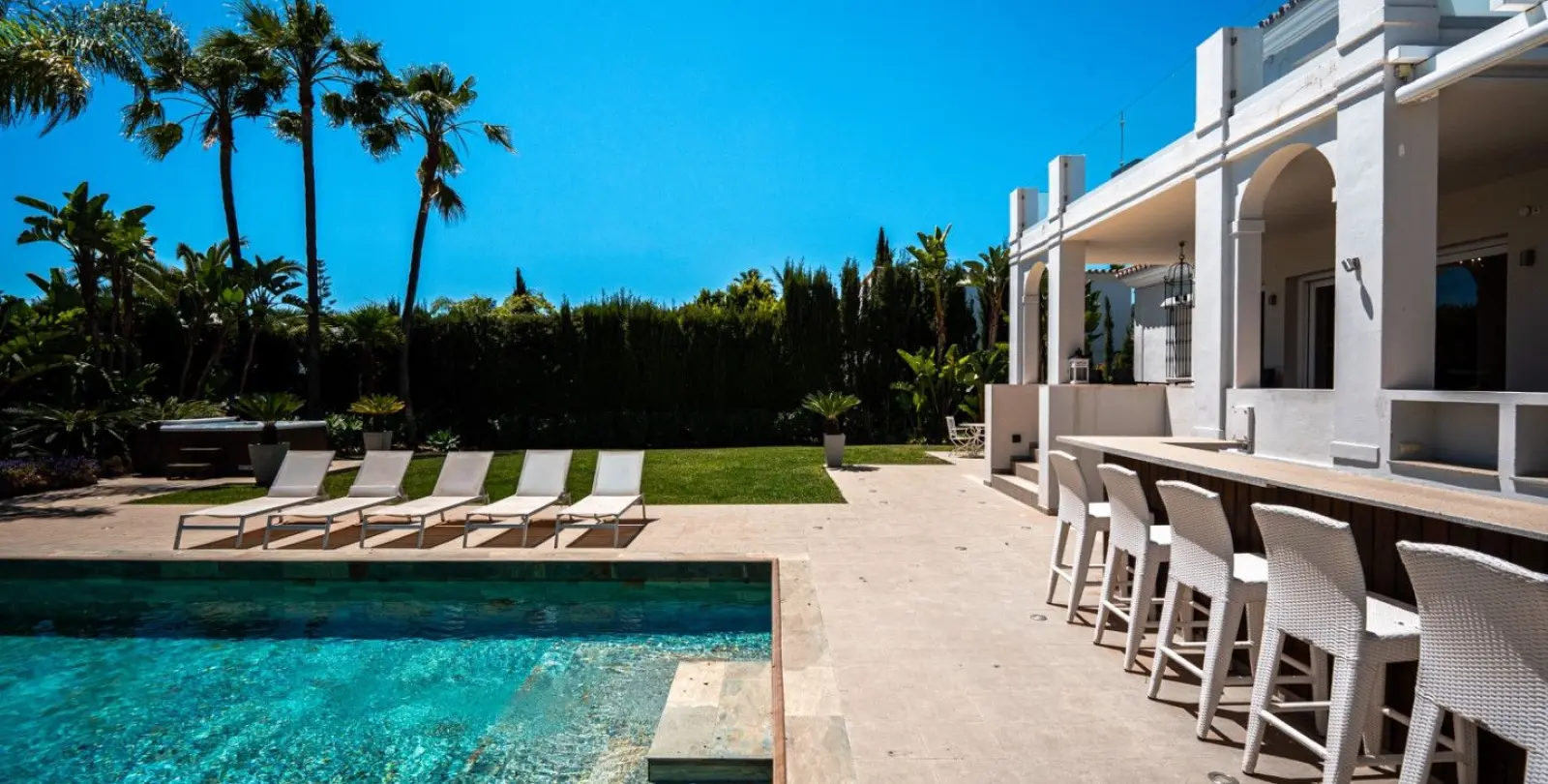 Venta de villa independiente en Nueva Andalucía 3