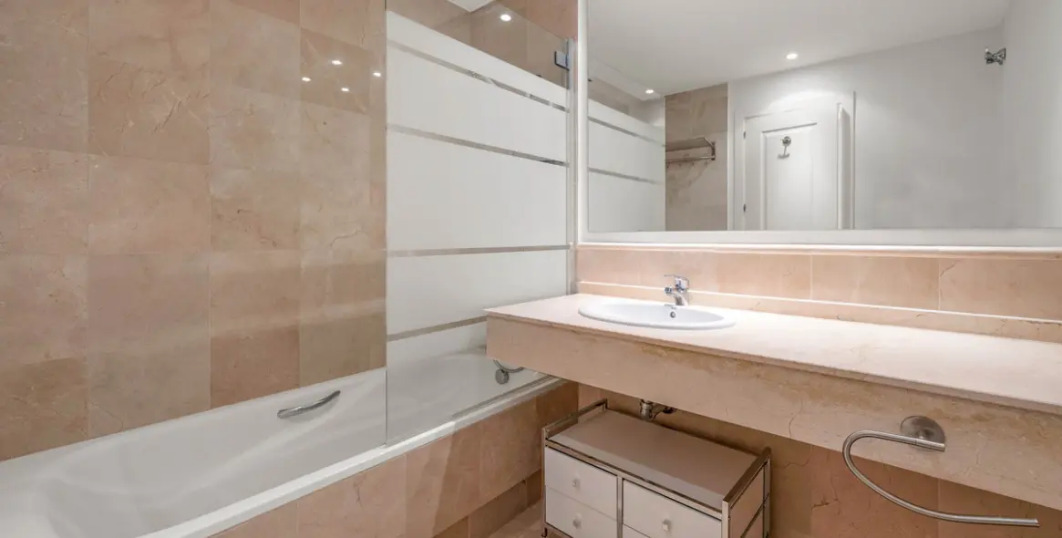 Long-term rent of ground floor apartment in Nueva Andalucía 19