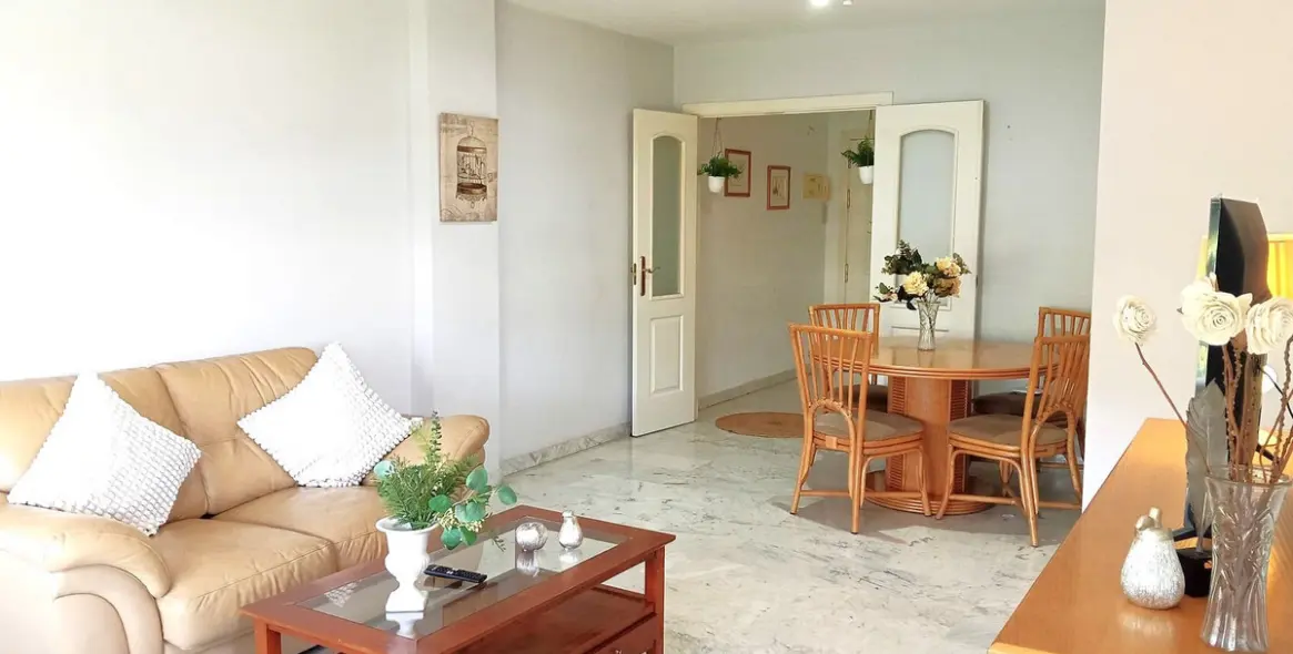 Venta de apartamento en planta media en Marbella 1