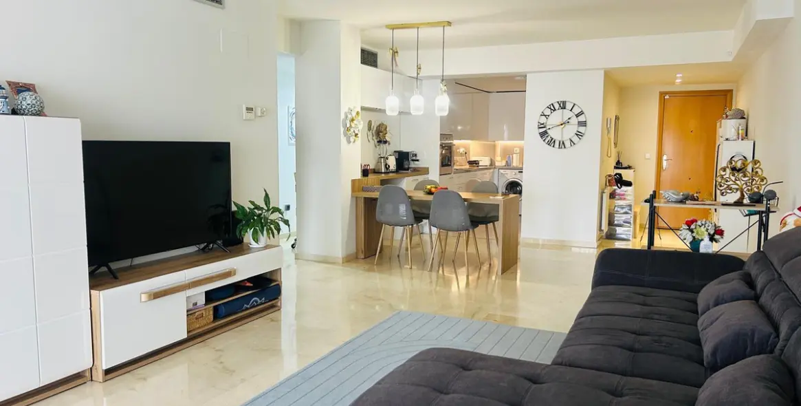 Venta de apartamento en planta media en Guadalmina Alta 2