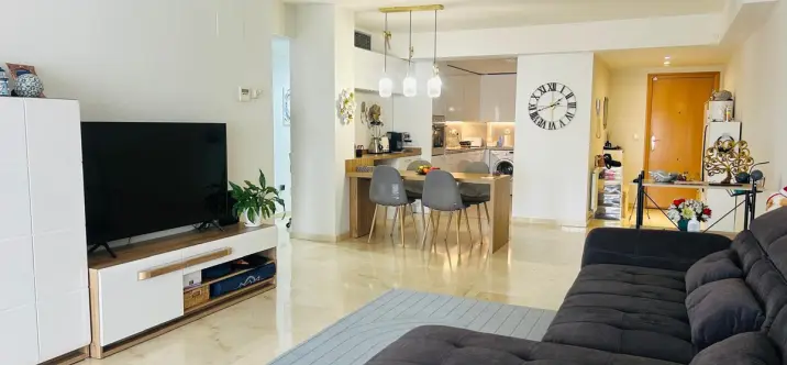 Venta de apartamento en planta media en Guadalmina Alta 1