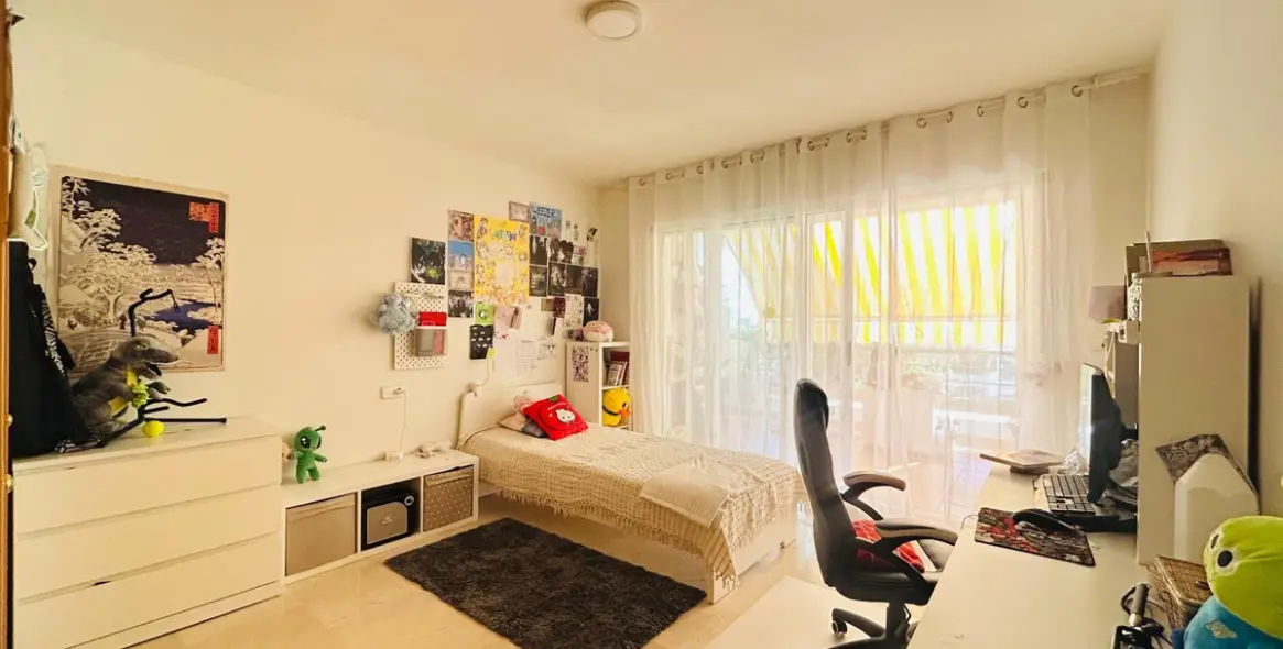 Venta de apartamento en planta media en Guadalmina Alta 5