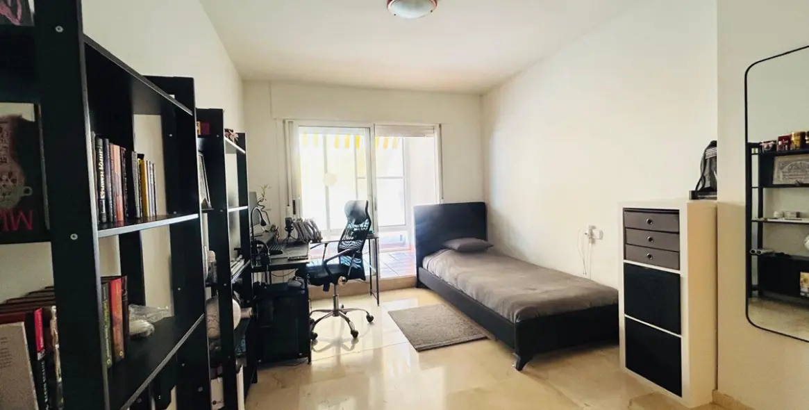 Venta de apartamento en planta media en Guadalmina Alta 8