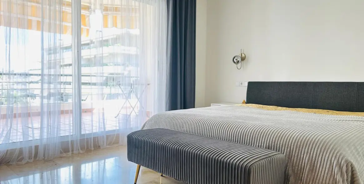 Venta de apartamento en planta media en Guadalmina Alta 9
