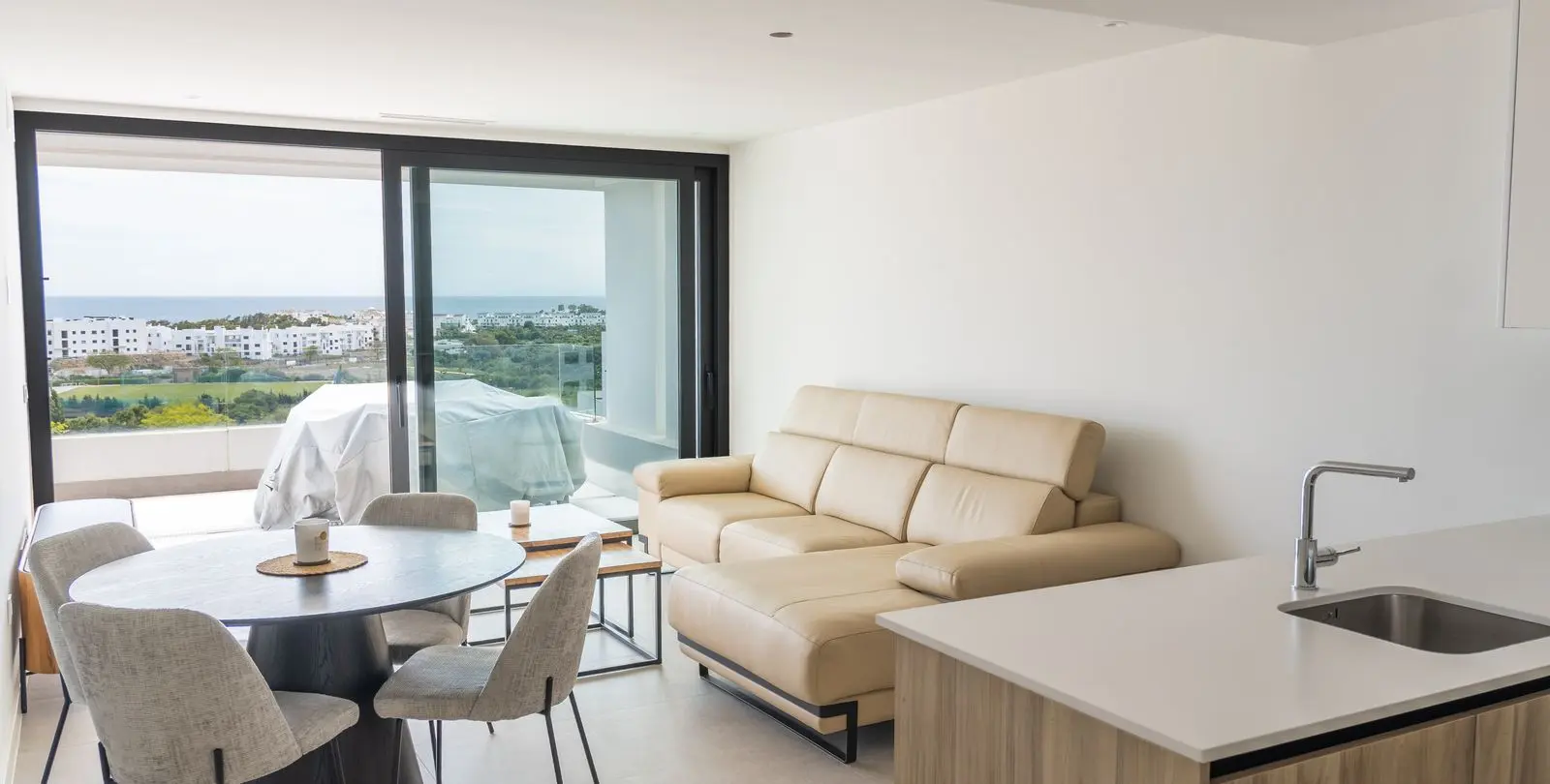 Продажа двухуровневого пентхауса в Estepona 1