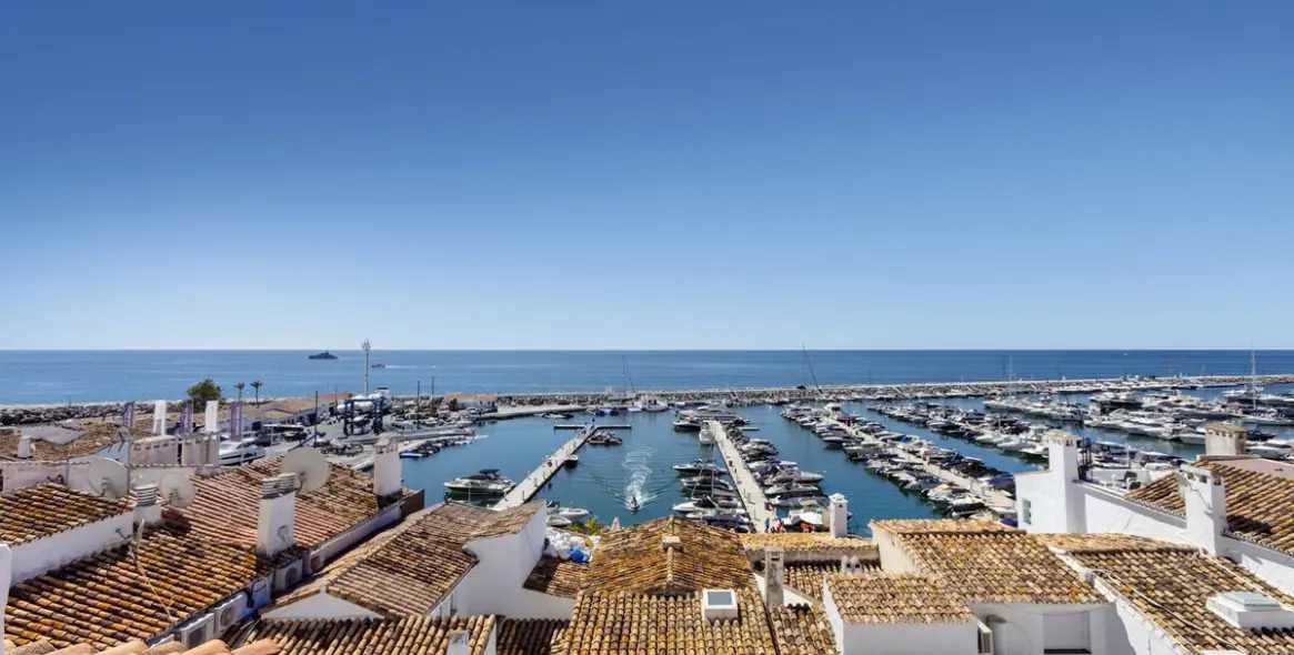 Venta de ático en Puerto Banús 23