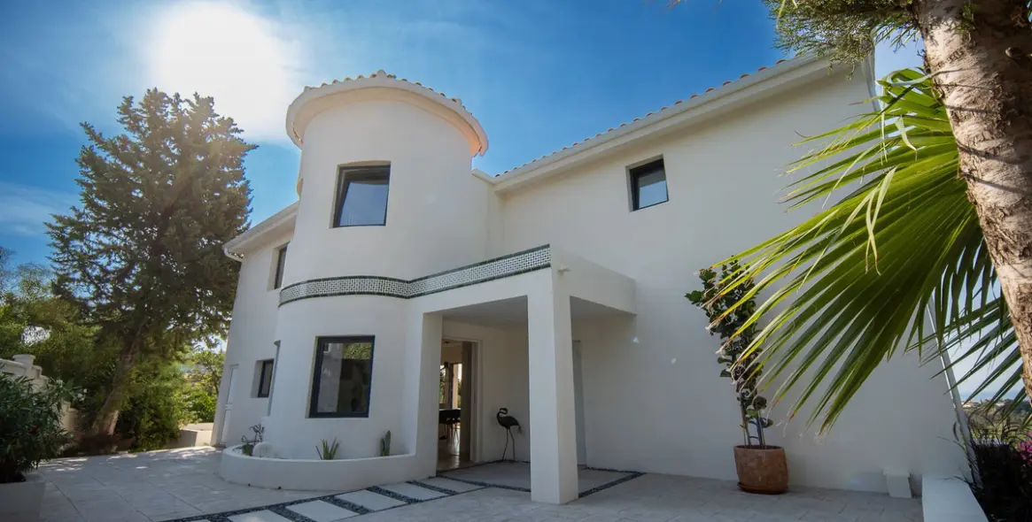 Short-term rent of detached villa in Estepona 1