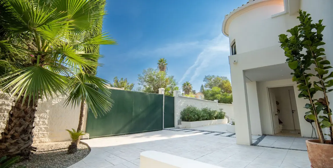 Short-term rent of detached villa in Estepona 4