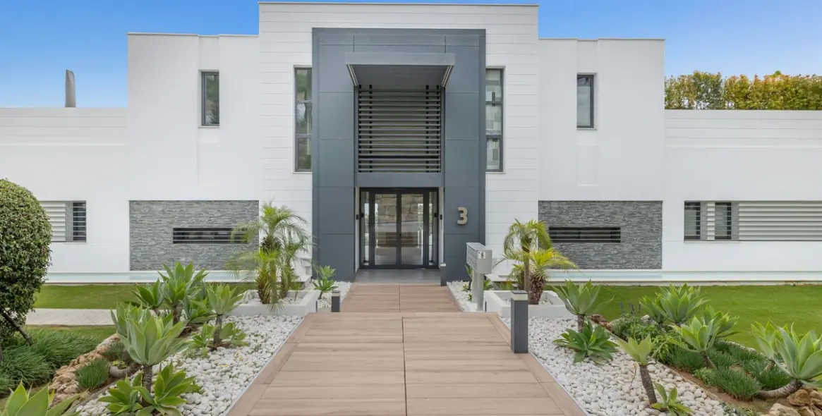 Venta de apartamento en planta media en Benahavís 1