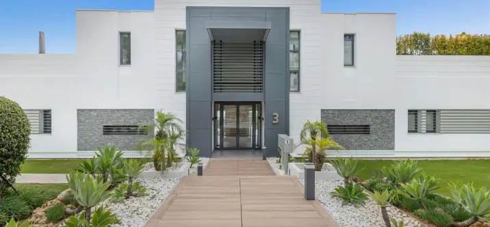 Venta de apartamento en planta media en Benahavís 0