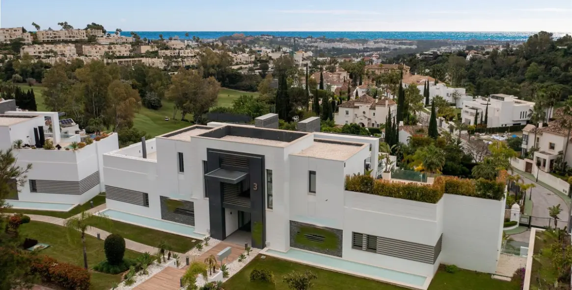 Venta de apartamento en planta media en Benahavís 2