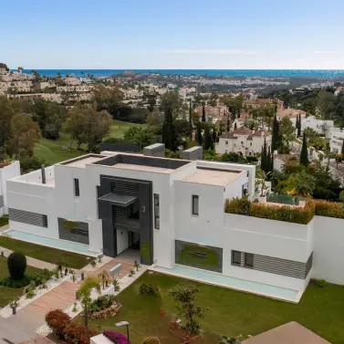 Venta de apartamento en planta media en Benahavís