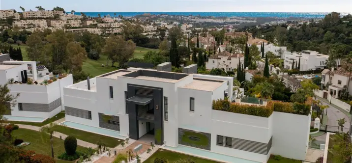 Venta de apartamento en planta media en Benahavís 1