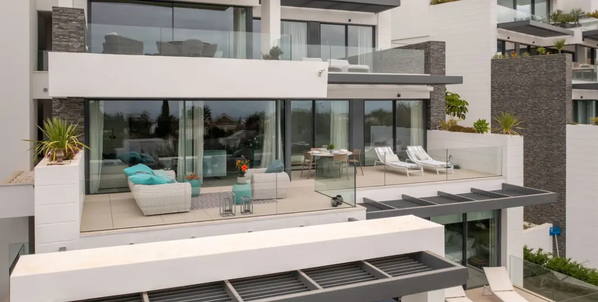 Venta de apartamento en planta media en Benahavís 3