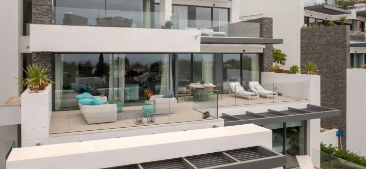 Venta de apartamento en planta media en Benahavís 2