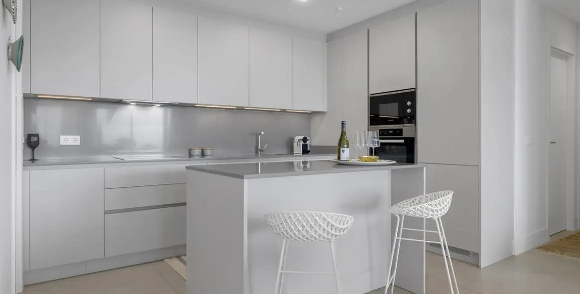 Venta de apartamento en planta media en Benahavís 18