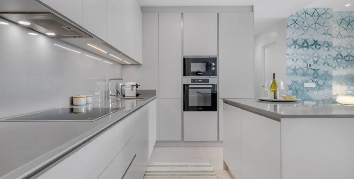 Venta de apartamento en planta media en Benahavís 19