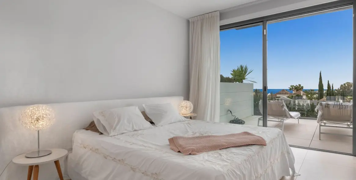 Venta de apartamento en planta media en Benahavís 25
