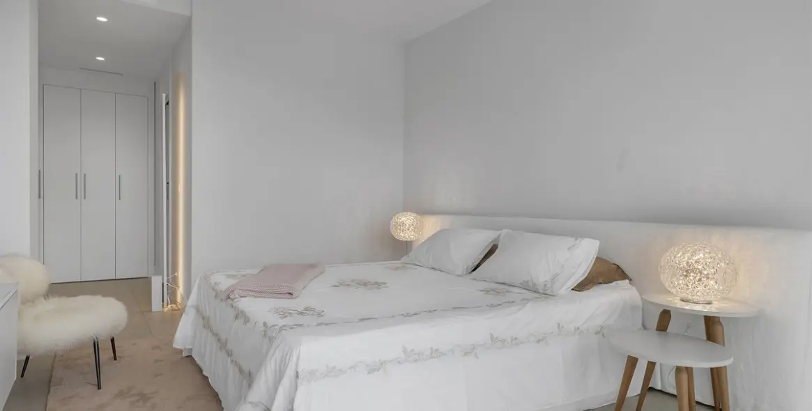 Venta de apartamento en planta media en Benahavís 26