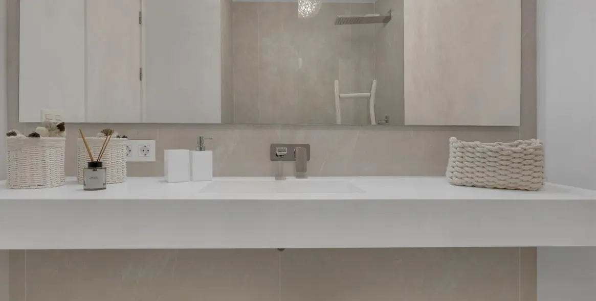 Venta de apartamento en planta media en Benahavís 30