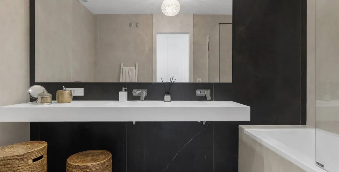 Venta de apartamento en planta media en Benahavís 31