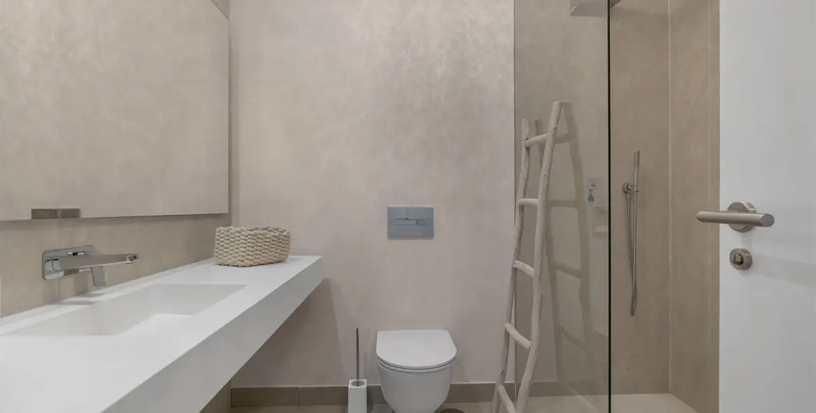 Venta de apartamento en planta media en Benahavís 33