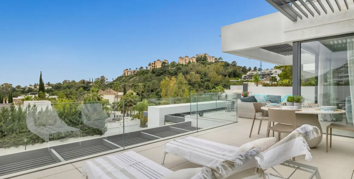 Venta de apartamento en planta media en Benahavís 38