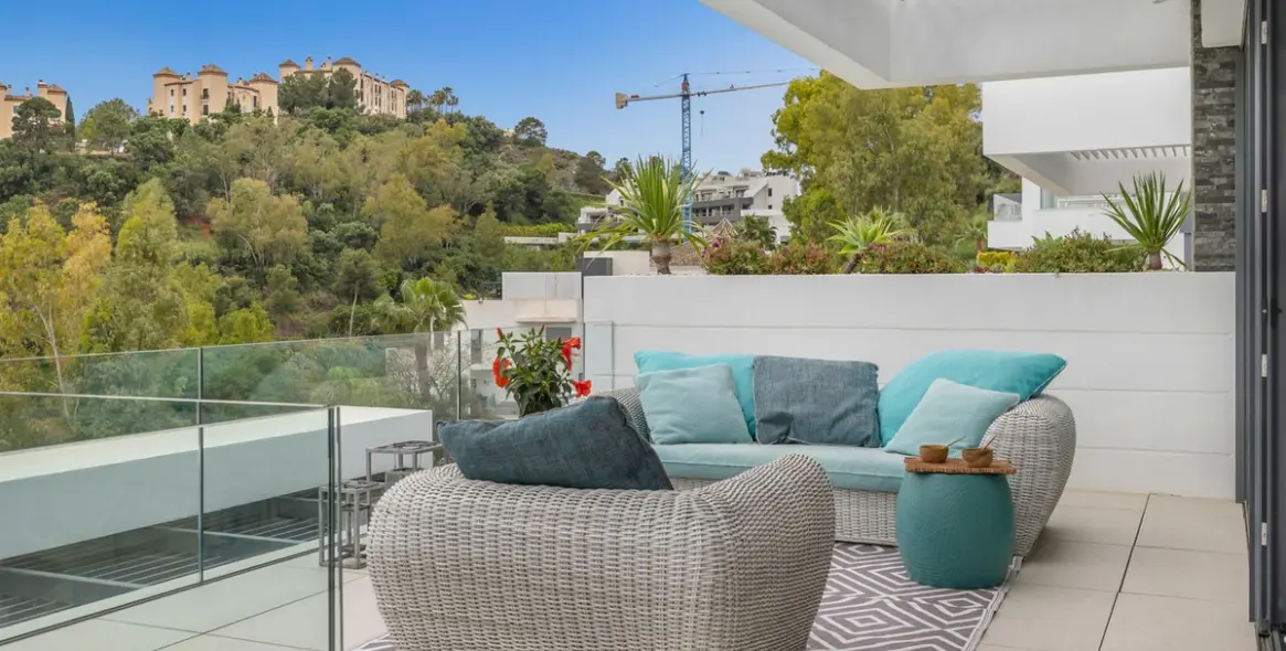 Venta de apartamento en planta media en Benahavís 40