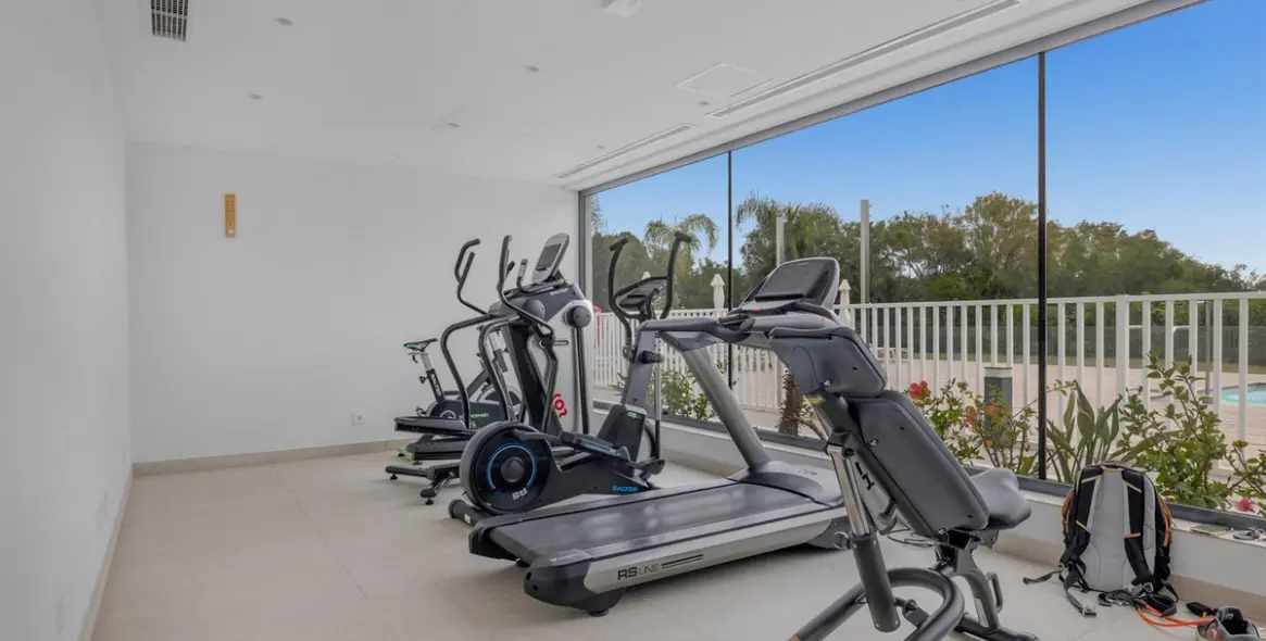 Venta de apartamento en planta media en Benahavís 44