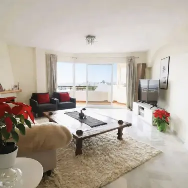 Sale of middle floor apartment in Calahonda