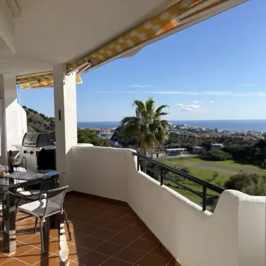 Sale of middle floor apartment in Calahonda