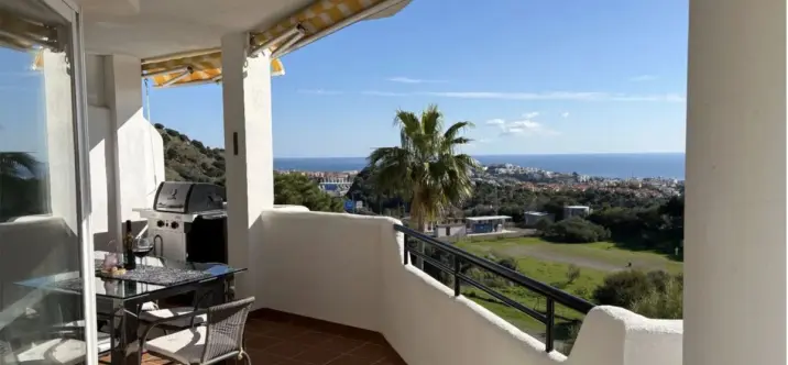 Sale of middle floor apartment in Calahonda 2