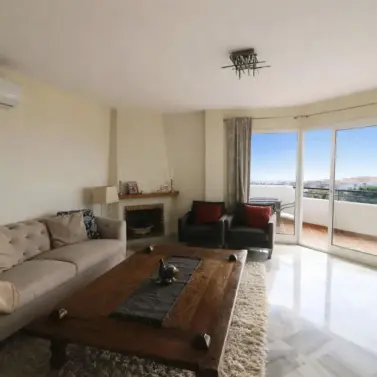 Sale of middle floor apartment in Calahonda