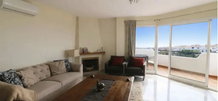 Sale of middle floor apartment in Calahonda 3