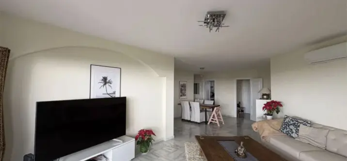 Sale of middle floor apartment in Calahonda 4
