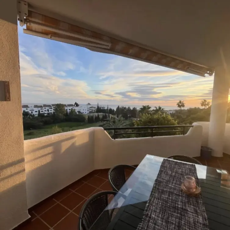 Sale of middle floor apartment in Calahonda