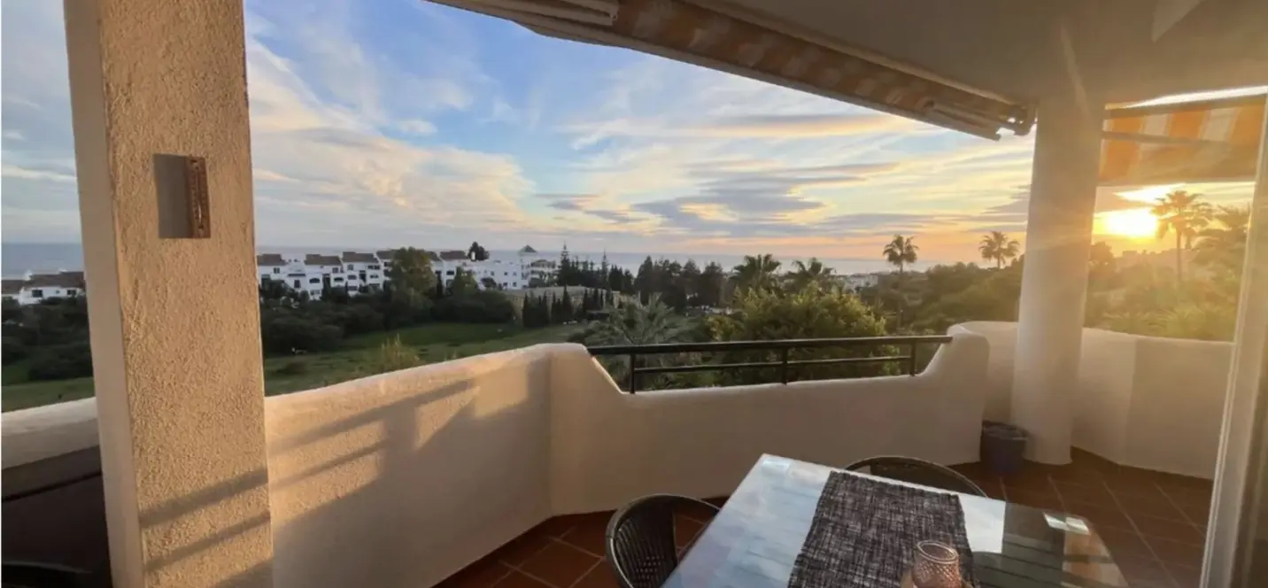 Sale of middle floor apartment in Calahonda 0