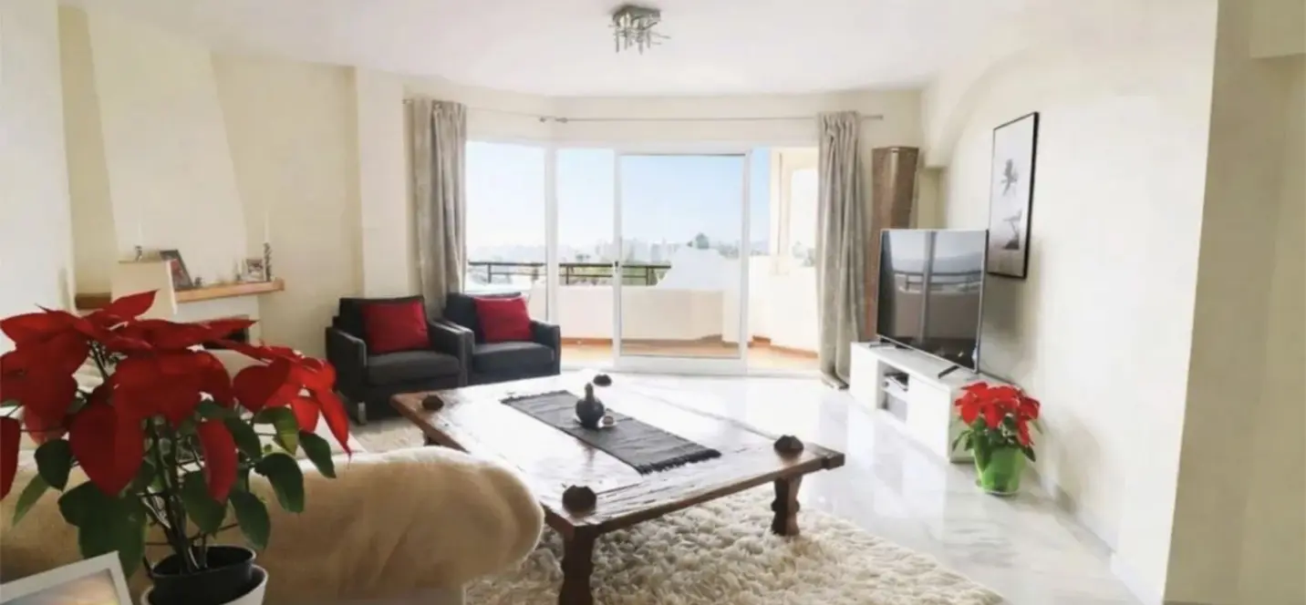 Sale of middle floor apartment in Calahonda 1