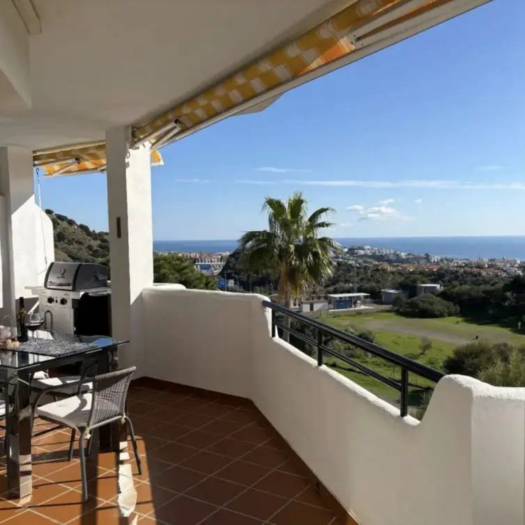 Sale of middle floor apartment in Calahonda