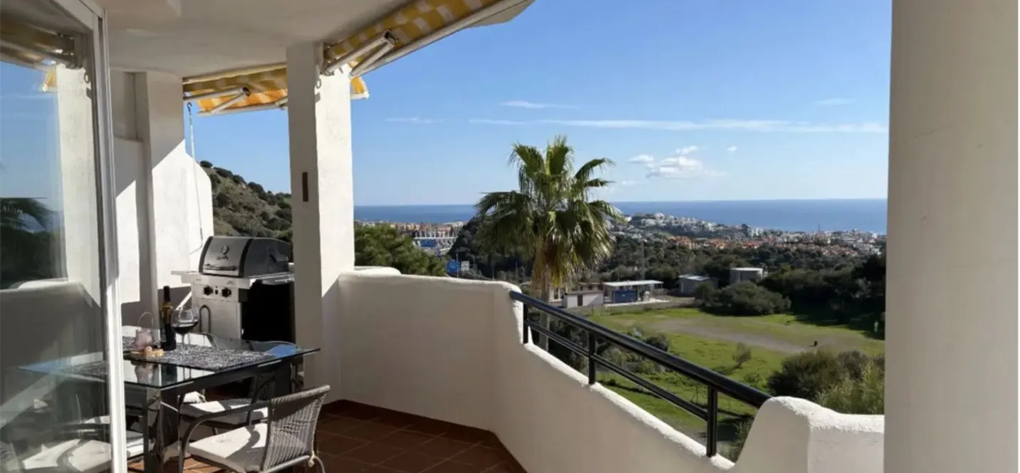 Sale of middle floor apartment in Calahonda 2