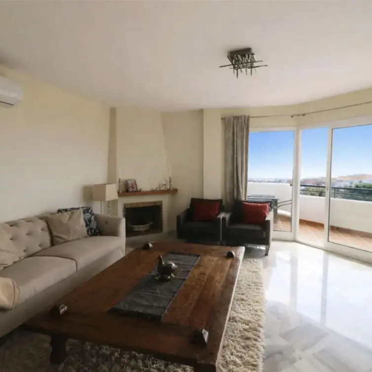 Sale of middle floor apartment in Calahonda